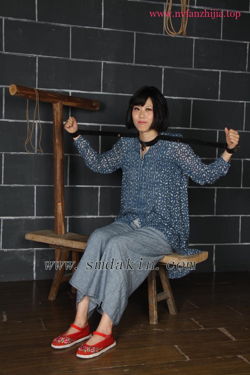 女囚黑铁枷模特：碧菡